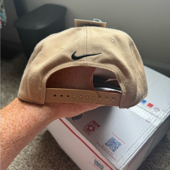 Nike Snap Back Hat - Picture 4 of 5